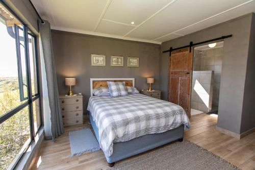 海姆维尔Granny Smith Cottage的一间卧室设有一张床和一个步入式淋浴间。