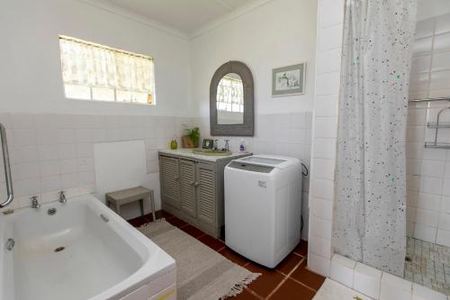 海姆维尔Granny Smith Cottage的白色的浴室设有浴缸和水槽。