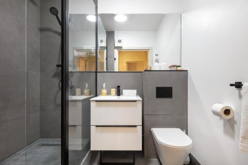 伦敦Calvin Street converted warehouse的一间带卫生间和淋浴的浴室