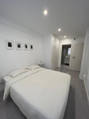 克卢什Neptun guest house的白色卧室配有一张白色的大床