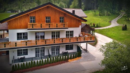 巴德伊舍Landhaus Seppenbauer的一座位于山丘上的大型木屋,设有阳台