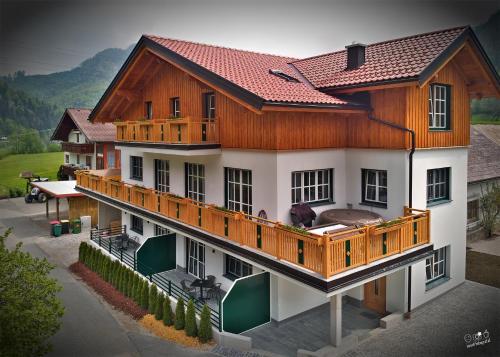 巴德伊舍Landhaus Seppenbauer的房屋设有木制甲板和阳台