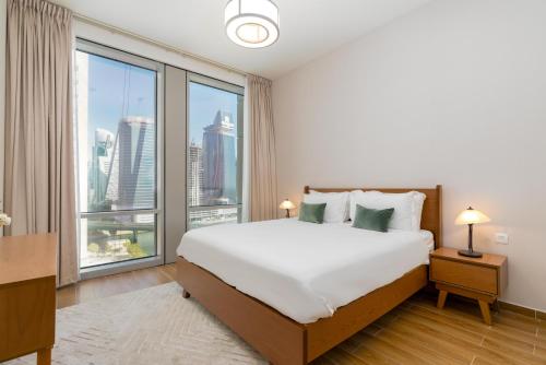 迪拜White Sage - Amna Tower的一间卧室设有一张大床和一个大窗户