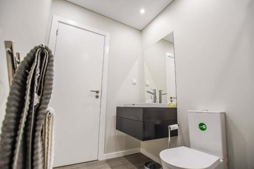 丰沙尔Solar da Rochinha Magnifico Apt 2 Quartos Funchal的浴室配有白色卫生间和盥洗盆。