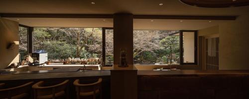 京都moksa的餐厅设有一张带大窗户的柜台