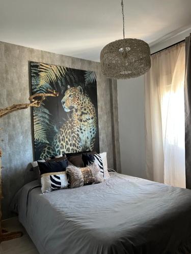 奇克拉纳－德拉弗龙特拉Real de la Barrosa的一间卧室配有一张带豹画的床