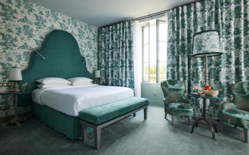皮利尼蒙特拉谢COMO Le Montrachet的卧室配有床、椅子和窗户。