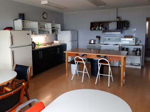 博纳旺蒂尔Auberge Soleil de Mer的厨房配有桌子和冰箱