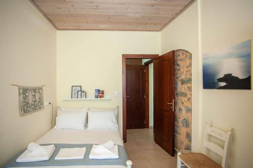 SkalotíAmphithea Fragokastelo-Skaloti的一间小卧室,配有一张床和木制天花板