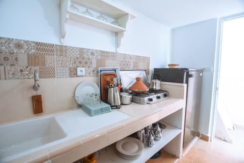 索维拉纳克拉摩洛哥传统庭院住宅的厨房柜台设有水槽和炉灶。