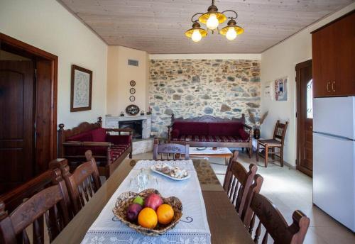 SkalotíAmphithea Fragokastelo-Skaloti的厨房以及带水果桌的客厅。