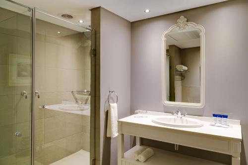 金伯利金伯利万豪普罗蒂亚酒店的一间带两个盥洗盆和淋浴的浴室