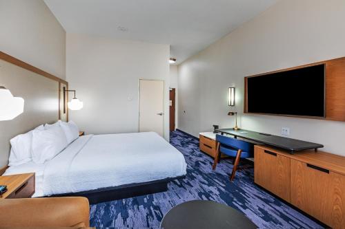 塔尔萨Fairfield Inn & Suites Tulsa Downtown Arts District的配有一张床和一台平面电视的酒店客房