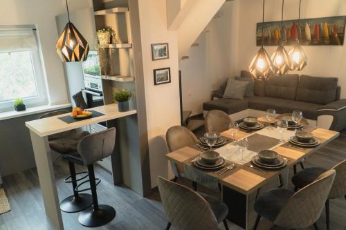 MencshelyPanoráma Borbirtok的用餐室以及带桌椅的起居室。