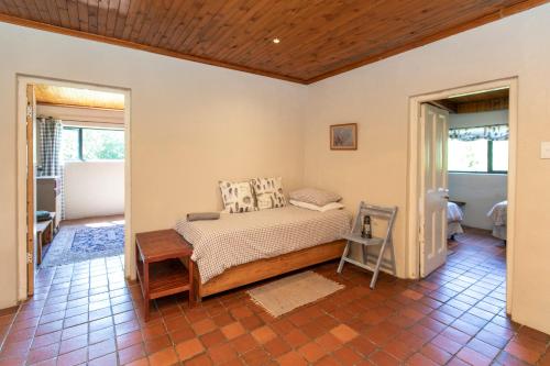 海姆维尔Ripon Country Cottage的卧室配有一张床