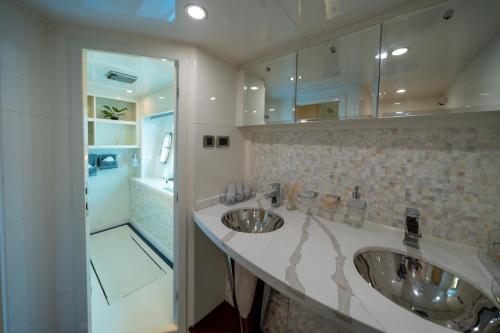 迪拜Holiday yacht in Dubai的一间带两个盥洗盆和淋浴的浴室