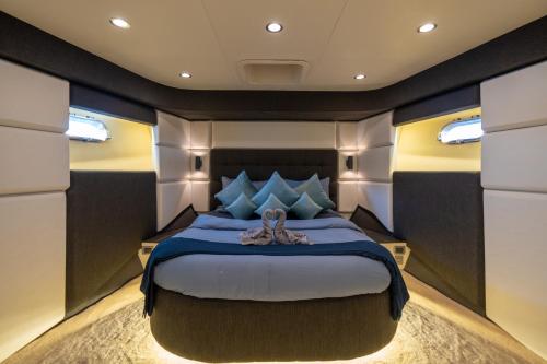 迪拜Holiday yacht in Dubai的游艇的主卧室,配有一张大床