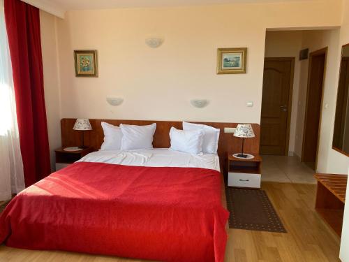 布尔加沃Guest House Golden Flake 4km from Bolata beach的一间卧室配有一张带红色毯子的大床