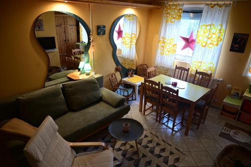 沃尼奥尔茨沃什海吉Balaton Soul House的客厅配有沙发和桌子