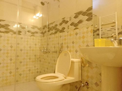 Khaira GaliNoor Villa的一间带卫生间和水槽的浴室