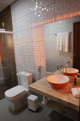 诺布里斯MIRANTE DO CERRADO的一间带卫生间和水槽的浴室