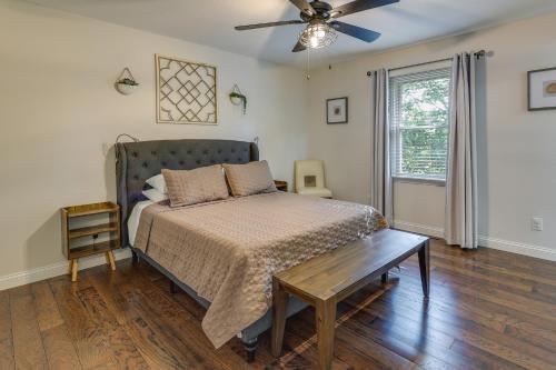 乔普林Single-Story Webb City Home with Deck and Gas Grill!的一间卧室配有一张床和吊扇