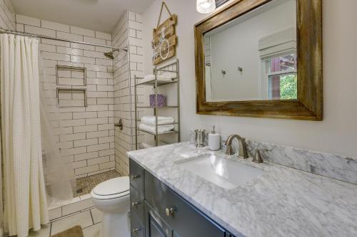 乔普林Single-Story Webb City Home with Deck and Gas Grill!的一间带水槽、卫生间和镜子的浴室