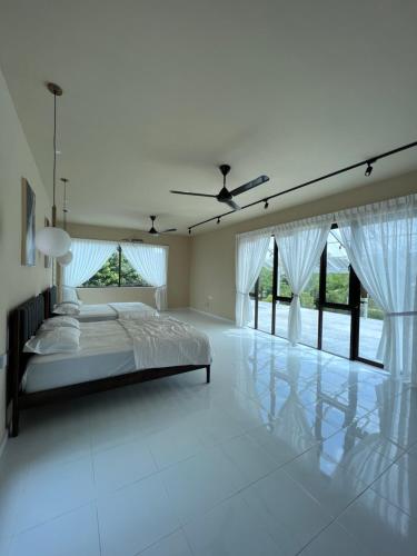 阿罗士打Eleven8 Taman Pandan的白色卧室配有床和吊扇