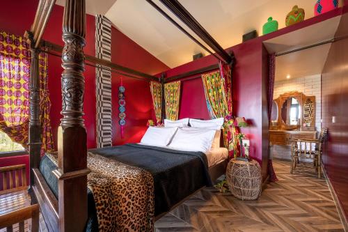 圣阿古斯丁-德瓜达利克斯Aal Cachucho的一间卧室配有红色墙壁的床