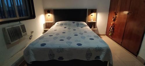 圣米格尔·德·图库玛Departamento B. Sur的一间卧室配有一张带蓝色和白色棉被的床