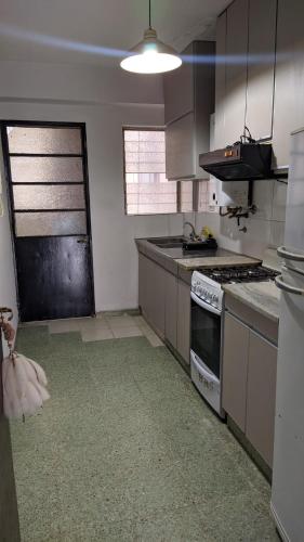 圣米格尔·德·图库玛Departamento B. Sur的厨房配有水槽和炉灶 顶部烤箱