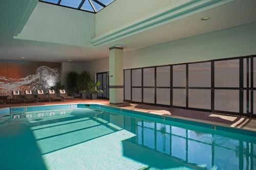 纳什维尔纳什维尔万丽酒店的一个带天花板的酒店客房内的大型游泳池