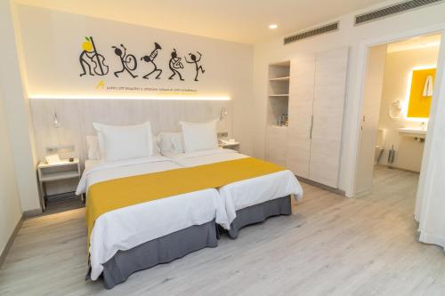 大加那利岛拉斯帕尔马斯Lemon & Soul Las Palmas的一间卧室配有一张带黄色毯子的大床