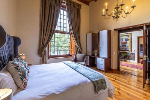 开普敦Cape Town Heritage Hotel & Spa的一间卧室设有一张床和一个大窗户