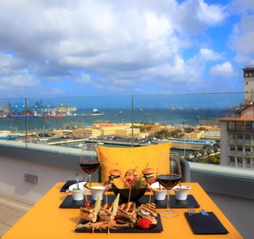 大加那利岛拉斯帕尔马斯Design Plus Bex Hotel的一张桌子和酒杯,享有海景