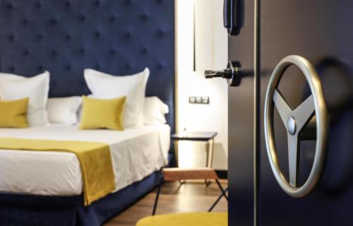 大加那利岛拉斯帕尔马斯Design Plus Bex Hotel的一间卧室配有一张蓝色床头板的床