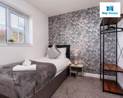 PilsleyKey Sleeps - Private Parking - Lower Pilsley - Balcony - Contractors - Leisure的一间小卧室,配有床和窗户