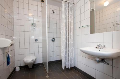 StoubyLøgballe Camping & Cottages的浴室配有卫生间、盥洗盆和淋浴。