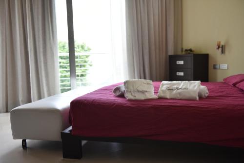 滕诺Villa Bellavista的一间卧室配有一张带两个枕头的床