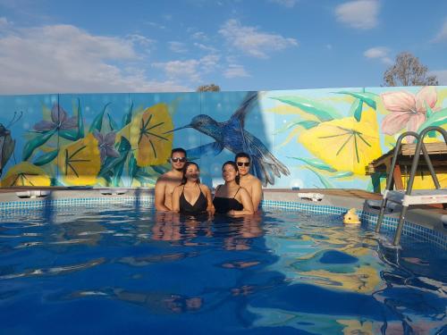帕拉卡斯"Paracas Camp"的一群人在壁画中的游泳池里