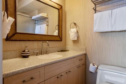 维雷亚Oceanfront Mana Kai 2 bedroom condo的一间带水槽、镜子和卫生间的浴室