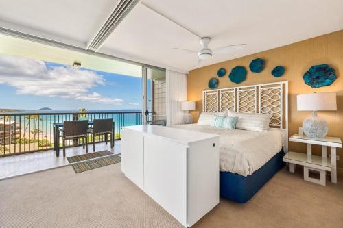 维雷亚Oceanfront Mana Kai 2 bedroom condo的一间卧室配有一张床,享有海景