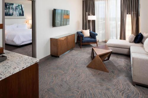 杰克逊杰克逊威斯汀酒店的酒店客房设有一张特大号床和一间客厅。