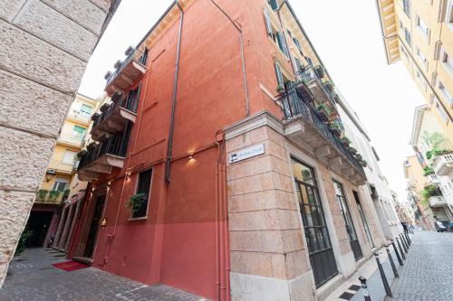 维罗纳Residenza Catullo - Apartments的街道边的红色建筑