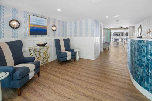 West HarwichPelham on Earle的客厅拥有蓝色和白色的墙壁,铺有木地板。