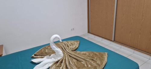 埃斯帕戈斯PIMONTAPARTMENTS的床上用毛巾制成的天鹅
