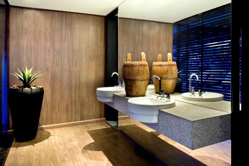 巴西利亚希亚公园行政酒店的浴室设有两个水槽和盆栽植物