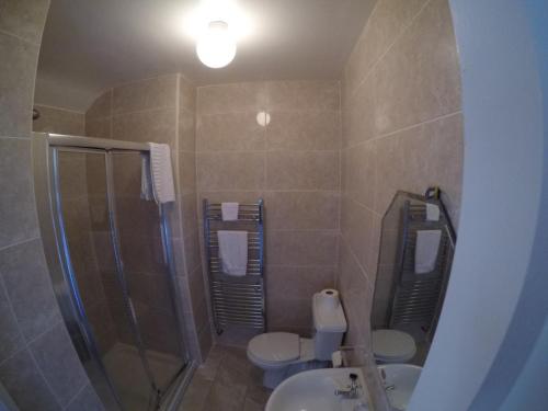 巴里格曼海景小酒馆酒店的一间带两个卫生间、淋浴和盥洗盆的浴室