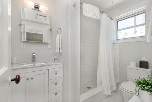 楠塔基特Nantucket Periwinkle的白色的浴室设有卫生间和水槽。
