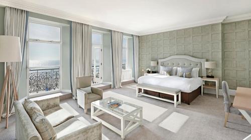 布莱顿霍夫布莱顿格兰德酒店的一间卧室设有一张床和一间客厅。